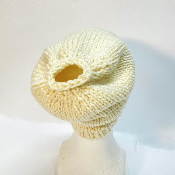 NWT Hand Knit Ponytail/Messy Bun Beanie Hat in Neutral Cream One Size Fits Most - Picture 2 of 4